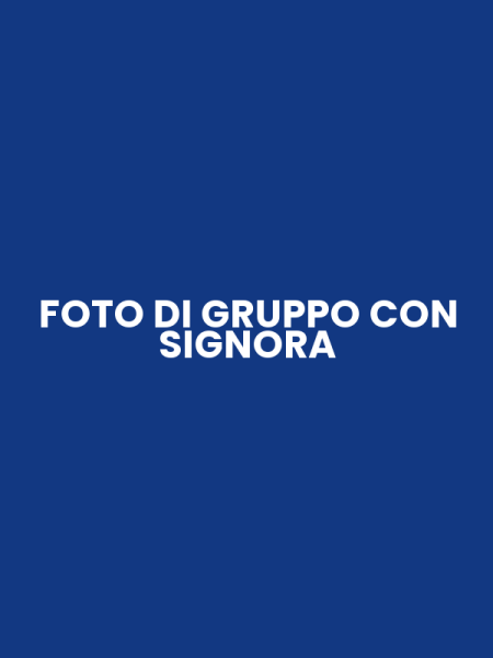 FOTO DI GRUPPO CON SIGNORA